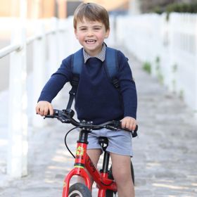 Malý Louis při té příležitosti oblékl námořnicky modrý svetr, nebesky modré kraťasy a modro-bíle pruhovanou košili. Vybaven baťůžkem a odrážedlem zamířil za vzděláváním.