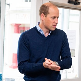 Stejný svetr často a rád obléká jeho otec, princ William. Měl ho na sobě i při oznámení narození princezny Charlotte a prince Louise.