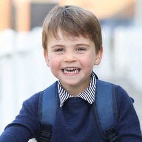Princ Louis oslavil třetí narozeniny. Královská rodina při té příležitosti zveřejnila fotografii, na níž se nejmladší potomek britského prince Williama (38) chystá poprvé do školky.
