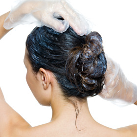 Při barvení je třeba postupovat po pramenech od krku po temeno, dokud nebude rovnoměrně nabarvená celá hlava.