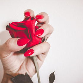 Mandlový tvar je považovaný za velmi ženský. Tyto osoby jsou upřímné, loajální a je na ně spolehnutí. 