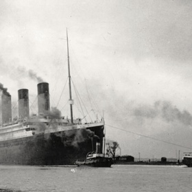 Titanic si na vlnách moc dlouho nepobyl. Jeho první plavba byla zároveň tou poslední. Tady ale ještě s posádkou plnou očekávání vyplouvá na zkušební plavbu.