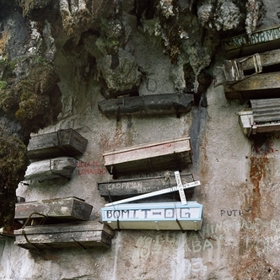 Je to oblíbená turistická destinace baťůžkářů. Kromě úchvatné přírody ale nabízí také jednu bizarní atrakci – hřbitov ve vzduchu. 