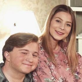 Jen kdyby těch potíží nebylo tolik. S Adamem se jeho přítelkyně Petra rozešla kvůli mladému profesoru Junkovi. A navíc chlapcova matka Blanka podléhá alkoholu...