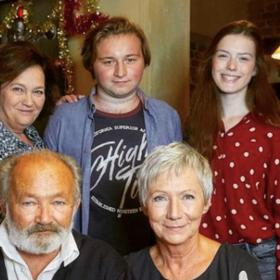 Dobře se doplňuje i se staršími a zkušenějšími herci.