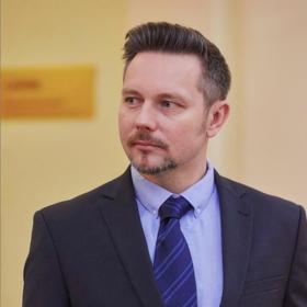 Radima Mareše soud uznal vinným a poslal ho na dva roky do vězení za znásilnění a pokusy o znásilnění. Dívky si mohly oddechnout jen na chvíli. Mareš se teď mstí Janě na všech frontách.