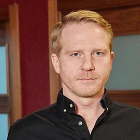 Saša varoval Janu před novináři, ale ona se jim zatím nedokáže vyhýbat. Problémy na sebe nenechají dlouho čekat.