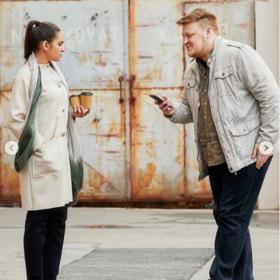 Jana se snaží zorientovat se ve světě popularity a Saša jí to rozhodně neusnadňuje. Proč má takové obavy, aby se o Janě někde nepsalo? 