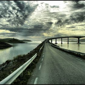 Norská ostrovní vesnička Sommaroy je idylickým místem, které s pevninou spojuje most, na němž prý turisté nechávají své hodinky.