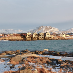 Proč? Místní se totiž kvůli tomu, že jim od května do července nezmizí slunce z oblohy, rozhodli zrušit čas. 