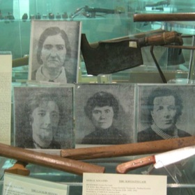 Počet obětí Leonardy Cianciulli se nakonec zastavil na čísle tři. Těla mrtvých žen rozčtvrtila a následně uvařila v hrnci. Vražedné nástroje a hrnec, v němž vyráběla z lidských ostatků mýdlo, jsou dodnes k vidění v muzeu kriminalistiky v Římě.
