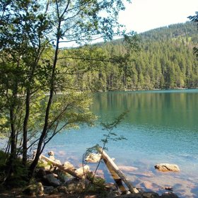 Rusalky zde mají číhat na pocestné, které utancují k smrti. 