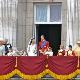 Přehlídka královské rodiny na balkóně Buckinghamského paláce je při takových příležitostech doslova povinností. Pod balkónem se sešly tisíce a tisíce lidí.