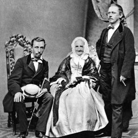 Vojtěchova matka Anna Náprstková vládla v domě i lihovaru, který rodina provozovala, pevnou rukou. Se svojí vyvolenou Josefou se Vojtěch (stojí vpravo) mohl oženit až po matčině smrti.