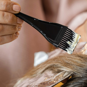 Barvit si vlasy není úplně snadné. Kamarádka může pomoci a nanést barvu rovnoměrněji po celé délce vlasů.