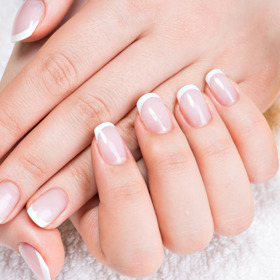 Čtvercové oválné nehty nosí ženy, které příliš neexperimentují. Jsou ale elegantní.