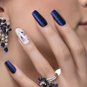 Hranaté nehty nosí osoby, které mají velké ambice a dokážou dobře prosazovat svůj názor, i když je odlišný od ostatních.