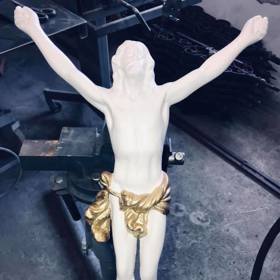 Historický kříž, který coby připomínka spisovatele V. B. Třebízského stával desítky let u středočeských Klecan, ukrýval vzkaz z dávné minulosti.