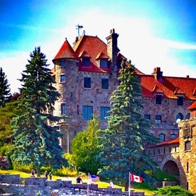 Stvořil monstrózní panství plné tajemných chodeb a skrýší. Některé z nich objevují zaměstnanci hradu dodnes.