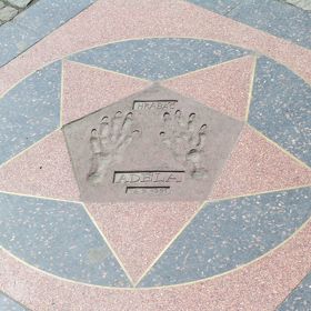 Packy samice hrabáče Adély jsou k vidění na chodníku slávy před Zoo Praha. 