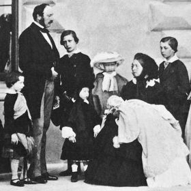 Královna Viktorie sepsala před svou smrtí seznam přání, v němž definovala, co se má stát s jejím tělem a rakví, než bude uložena do hrobu. Požadovala třeba sádrový odlitek ruky svého muže, prince Alberta, který byl už dlouho po smrti.