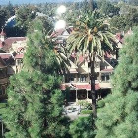 Práce na tajemném domě začaly v roce 1884 a skončily se smrtí Sarah Winchesterové v roce 1920. Věřila, že musí postavit domov pro všechny oběti opakovací pušky, takzvané winchestrovky, kterou vyráběla firma jejího muže Williama Winchestera.