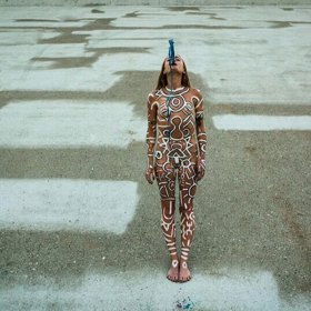 Millie Brown se rozhodla malovat pomocí zvratků. 