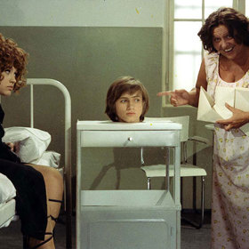 Dívka na koštěti: Saxana pendluje mezi skutečným světem a pohádkovou říší. Přestože mezi lidmi pozná i zlo, rozhodne se zůstat.