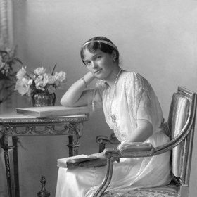 Olga Nikolajevna byla ruská velkokněžna a nejstarší dcera cara Mikuláše II. a carevny Alexandry Fjodorovny. Patřila mezi nejznámější ženy své doby. Snímek vznikl v roce 1913.