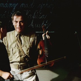 Obecná škola: Učitelka Maxová se jednoho dne ze svých žáků zblázní. Na její místo nastupuje Igor Hnízdo, který ihned zavede disciplínu. 