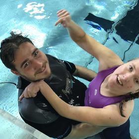 Petře není cizí ani sport, i když potřebuje u každého pohybu asistenci.