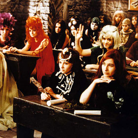 Scénář k filmu byl Barrandovem schválen za pouhý den. 