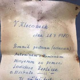 Při restaurování na jaře 2021 ze základů křížku vypadl dopis, který tu byl schovaný od poslední opravy. „Pomník postaven (obnoven) Antonínem a Romanem Mayerem za pomoci Ladislava Kertésze a Michala Kertésze. U příležitosti stého výročí V. B. Třebízského," zní rukou psaný vzkaz.
