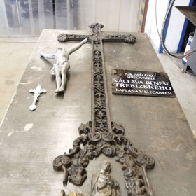 „Na kříži bylo stáří opravdu znát. Během desítek let se některé části zlomily, opravené byly jen v rámci možností, my vše vracíme do původního stavu," vysvětlil Picek.