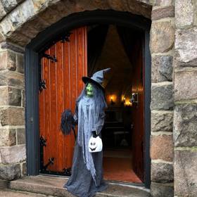 V současné době je hrad otevřen veřejnosti. Jedna noc v něm vyjde na šestnáct tisíc korun. Provozovatelé hradu lákají turisty na to, že má u nich strašit duch George Bushe staršího...