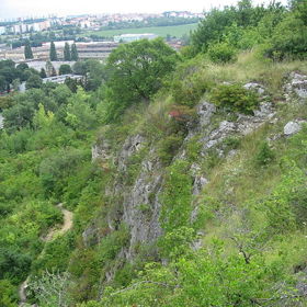 Oblast skal patří mezi nejstarší místa výskytu člověka typu Homo erectus v Evropě.