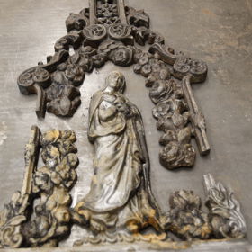 Nejvíce poškozená místa byla nejdříve vyčištěna speciálním kyselinovým roztokem podle předlohy, která je stará asi 150 let. Poté byla prorezivělá místa opravena speciálním tmelem.