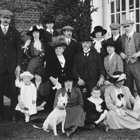 Když si Frederick Gilbert Bourne koupil za 5000 dolarů newyorský Dark Island, nechal na něm v roce 1905 vystavět na hrad, který jako by vypadl z nějaké pohádky. Bournově rodině měl sloužit jako letní sídlo.