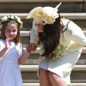 Dobře si všimněte, že když Kate mluví se svými dětmi, vždy se k nim skloní nebo k nim rovnou podřepne. To má svůj důvod. Dává jim tím najevo, že je vnímá a hovoří spolu jako rovný s rovným. Nikoli z pozice autorita - dítě.