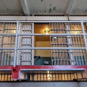 V roce 1934 byl převezen do Alcatrazu. Tam ale u něj naplno propukla demence způsobená nemocí syfilis. 