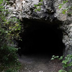 Za války vyhloubili Němci ve Stránské skále štoly. Měly sloužit jako úkryt pro zaměstnance továrny. Plánovali do nich také přesunout celou výrobu.