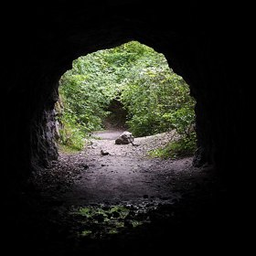 Lovec duchů Jaroslav Drábek se v podzemí údajně setkal s duchem mladé dívky a její matky. Obě ve Stránských skalách potkalo neštěstí.