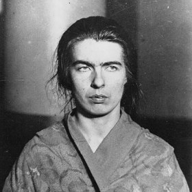 Christine se se svou sestrou Léou dopustila jedné z nejhorších vražd v historii Francie. Fotografie byla pořízena ihned po jejím zatčení. Jako by byla duchem nepřítomná...