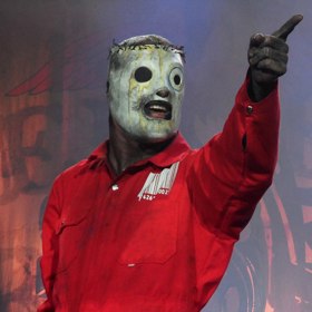 Corey Taylor, zpěvák známé rockové kapely Slipknot, si před barem utrhl pořádnou ostudu. Opilý vykopl okno a pak musel spoutaný snášet posměšky okolí.