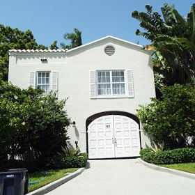 O pět let později byl propuštěn na svobodu. Poslední roky svého života prožil v této vile na Palm Islandu. Intelektuálně na tom byl jako malé dítě. A také trpěl halucinacemi. Rodina jej proto držela pod zámkem.