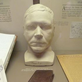 Mezi další osoby, jejichž kůže se využila pro obal knihy, patří William Burke, který v devatenáctém století spáchal ve Skotsku minimálně 16 vražd.