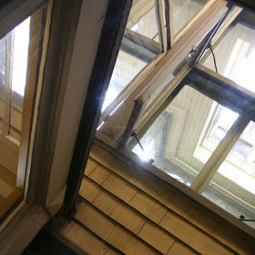 Panství je plné nesmyslných anomálií, třeba tato okna uvnitř domu. Proč je tam nechala Sarah Winchesterová umístit? Mělo to něco společného s duchy?