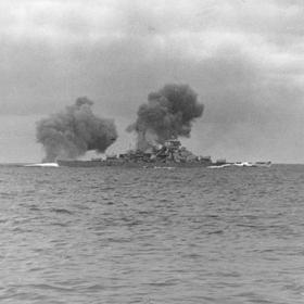 Během své první, a zároveň poslední plavby, se mu podařilo zničit chloubu britského námořnictva, loď Hood.