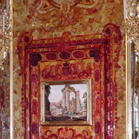 Replika Jantarové komnaty je dnes k vidění v Kateřinském paláci v obci Carskoje selo nedaleko Petrohradu.