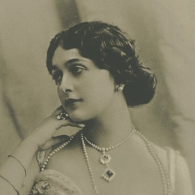 Italská operní diva Lina Cavalieri přišla v útlém věku o rodiče, a pak utekla ze sirotčince, aby se přidala ke kočovné herecké skupině. Temperamentní dívka se stala největší operní divou své doby a také byla označována za nejhezčí ženu světa.